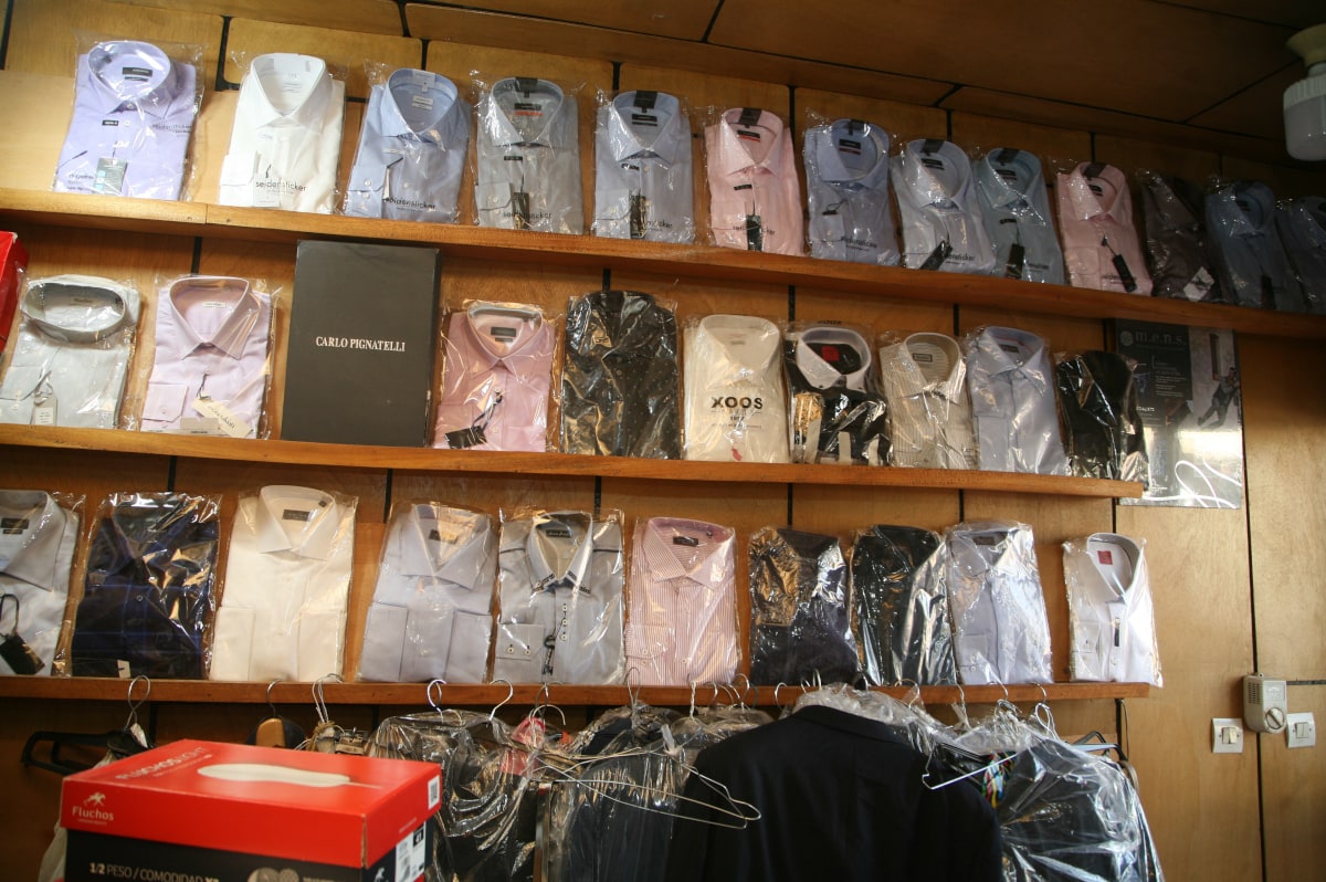 Boutique de prêt-à-porter approvisionnée grâce à un microcrédit